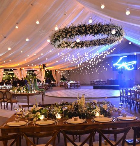 5 Ideas para Carpas de Boda en Jardín - decoracion para fiestas Long Wedding Train Gowns, 1111 Wedding Theme, Event Venue Lighting, Wedding Reception Chandelier, Tent Venue Wedding, Creative Centerpieces Without Flowers, Warehouse Wedding Venue Ideas, Spanish Engagement Party, Wedding Tent Lights