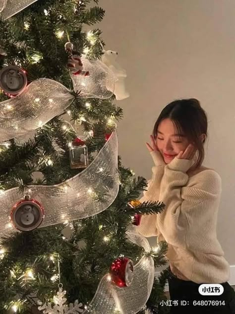 Christmas Tree Poses Instagram, Christmas Tree Selfie, Noel Outfit, Lights Decoration Ideas, Fairy Lights Decoration, Christmas Tree Photoshoot, Christmas Fashion Photography, Christmas Cafe, Christmas Selfie