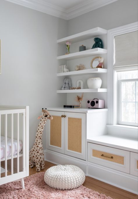 Small Nursery Built Ins, Nursery Built Ins, Dresser In The Closet, Wardrobe Nursery, Small Baby Nursery, Baby Cupboard, Nursery Bookcase, Mom Office, Baby Room Shelves