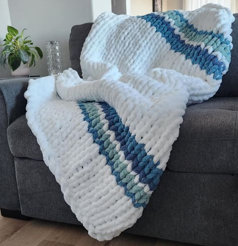 Crochet Afghan Designs: Handcrafted Heirlooms to Treasure Forever Chunky Knit Blanket Pattern Color Combos, Chunky Blanket Diy, Chunky Blanket Pattern, Chunky Knit Blanket Pattern, Hand Knitted Blanket, Chunky Yarn Blanket, Finger Knitting Projects, Chunky Blankets, Handmade Blankets