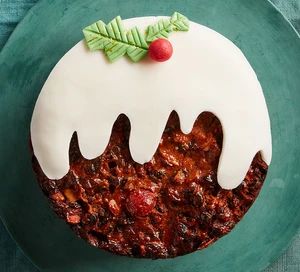 Christmas pudding cake Food Christmas, Christmas Cake Designs, Christmas Cake Decorations, Christmas Cake Recipes, Xmas Cake, Bbc Food, Christmas Cakes, Mince Pies, Pudding Cake