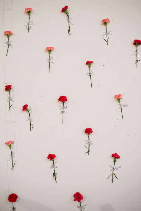 Photo Wall Valentines Day, Simple Valentines Backdrops, Galentines Party Photo Backdrop Diy, Valentine Backdrops For Photos, Valentines Picture Backdrops, Flower Background For Photoshoot, Diy Valentines Backdrop Photography, Valentines Party Photo Backdrop, Valentines Decorations For Home Diy