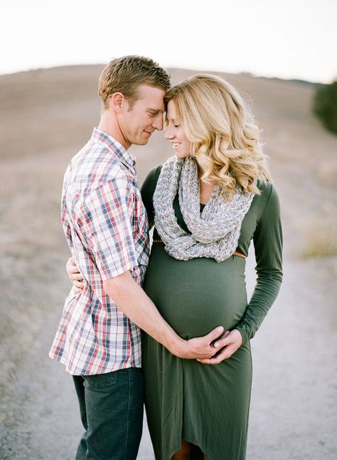 Natural and soft maternity picture. Couple poses and outfits for maternity pictures Winter Maternity Photos, Fall Maternity Photos, Winter Maternity Outfits, Maternity Inspiration, Winter Maternity, Fall Maternity, Maternity Photography Poses, Pregnant Couple, Foto Baby