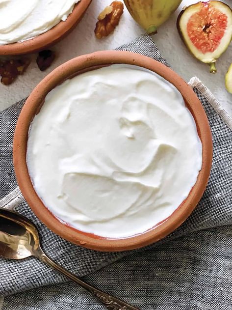 Learn how to make Greek yogurt with only two ingredients! You can enjoy the perfect fresh yogurt simply and economically in a few hours! #homemadeyogurt #greekyogurt Yogurt Photography, Whipped Greek Yogurt, Comidas Aesthetic, Best Greek Yogurt, Make Greek Yogurt, Food Tiktok, Homemade Greek Yogurt, Rainbow Board, Sour Cream Recipes