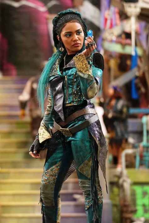 Uma Descendants, Evie Descendants, Descendants Costumes, Descendants Characters, Cheyenne Jackson, Descendants 1, Mal And Evie, Disney Channel Movies, Disney Descendants 3