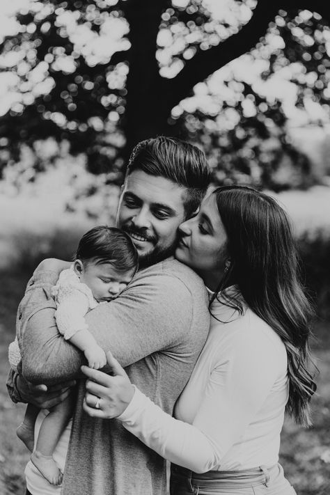 Family Pics With Newborn Outside, Family Portrait Newborn, Newborn Family Of 3 Photos, Family Pictures With A Newborn, Family Of 3 Photoshoot Newborn, Family Photo Poses With Newborn, Family Session With Newborn Outdoors, Family Photography With Newborn, Fall Pictures With Newborn