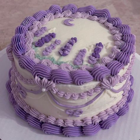 Lavender Flower Cake Design, Cute Purple Birthday Cakes, Lilac Cake Ideas, Purple Cake Decorating Ideas, Light Purple Birthday Cake, Cake Decorating Purple, Purple Bday Decorations, Purple Aesthetic Cake, Purple And White Birthday Cake