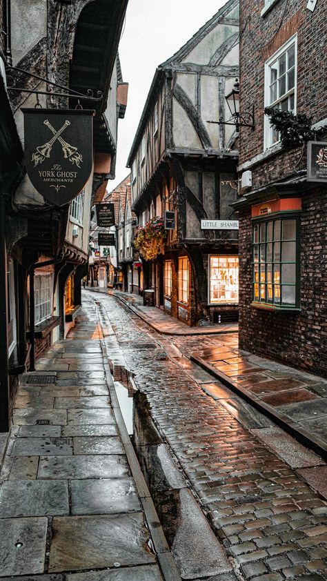 prettylittlelondon on Instagram: Can you guess what time we had to wake up to find the Shambles in York empty? It was so magical and also a bit spooky! 👻 Talking of magic,… York Harry Potter, York Shambles, Harry Potter Vibes, London Harry Potter, Harry Potter Places, Harry Potter Locations, The Shambles, England Aesthetic, York Uk