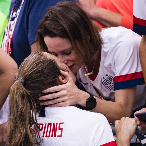 Kelley O'Hara kisses her girlfriend after winning the World Cup. Kelley O'hara, Women’s Football, Sports Girlfriend, Women In Football, Women Soccer Players, Misty May Treanor, Japan Countryside, Barnsley Fc, Soccer Girlfriend