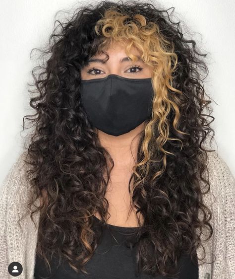 Pink Money Piece Hair Black Women, Brown Hair With A Streak Of Color, Blonde Color Block Hair Curly, Dark Curly Hair With Money Piece, Curly Hair Two Colors, Curly Hair Block Coloring, Long Curly Hair Dye Ideas, Color Block On Curly Hair, Natural Curly Hair Money Piece