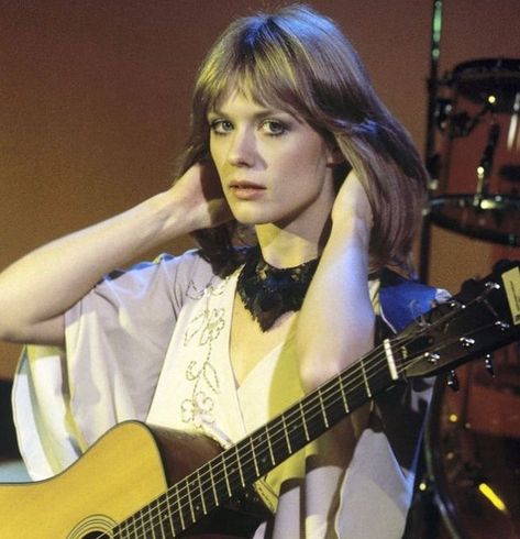 Nancy Wilson Heart, 70’s Hair, 70’s Aesthetic, Ann Wilson, Top Of The Pops, Famous Composers, Nancy Wilson, Heart Band, 70s Vibes