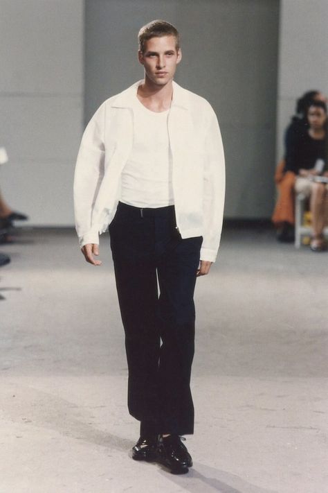 Helmut Lang Spring 1998 Menswear Collection - Vogue Minimalist Mens Fashion, 90s Minimalism Fashion, Minimal Classic Style, Helmut Lang Archive, Minimalist Fashion Men, Classic Style Outfits, Archive Fashion, 90s Mens, Style Minimaliste