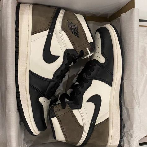 Jordan Air Jordan 1 Retro High Og "Dark Mocha" Jordan Mochas, Air Jordan Mocha, Jordan 1 Mochas, Af Shoes, Brown Jordan 1, Jordan Maron, Hard Shoes, Jordan 1 Dark Mocha, Jordan 1 Mocha