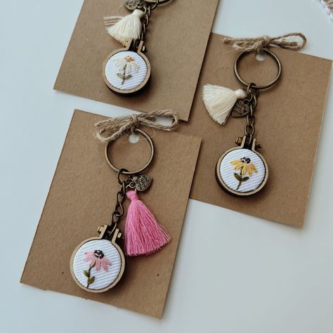 Daisy Hand Embroidered Keychain, Mini Embroidered Keychain, Daisy Flower Keychain, Cute Keychain, Aesthetic Keychain, Gifts for her https://etsy.me/3GEeq3W #brown #christmas #white #handembroidery Key Ring Cross Stitch Patterns, Cute Keychain Aesthetic, Cross Stitch Keychain, Keychain Embroidery, Embroidery Keychain, Aesthetic Keychain, Keychain Aesthetic, Mini Keychain, Bag Embroidery