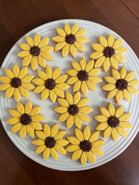 Sunflower Themed Desserts, Decorated Sunflower Cookies, Sunflower Cutout Cookies, Sunflower Birthday Cookies, Sunflower Sugar Cookies Royal Icing, Sunflower Royal Icing Cookies, Sunflower Cookies Royal Icing, Sunflower Biscuits, Sunflower Cookies Decorated