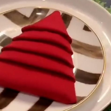 Video Here’s how to do a Christmas tree napkin fold - ABC News Folding A Napkin, Napkin Folding Video, Tree Napkin Fold, Fold A Napkin, Christmas Tree Napkin Fold, Christmas Tree Napkin, Christmas Napkin Folding, Winter Solstice Celebration, Tree Napkin