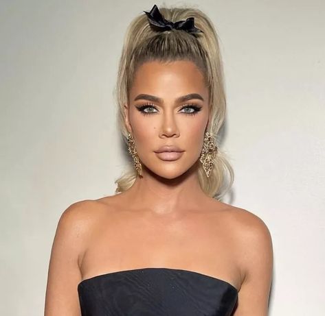 Khloe Kardashian Half Up Half Down Hair, Khloe Kardashian Glow Up, Khloe Kardashian Ponytail, Khloe Kardashian Updo, Chloe Kardashian Hair 2023, Khloe Kardashian Makeup Looks, Kardashian Updo Hairstyles, Khloe Kardashian Face, Chloe Kardashian Hair