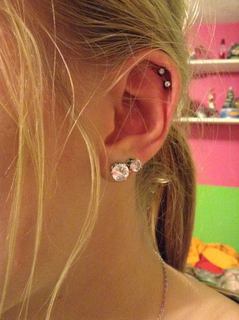 Helix Pericing, Double Helix Piercings, Double Helix Piercing, Piercings Ideas, Ear Lobe Piercings, Helix Piercings, Piercing Inspo, Pretty Ear Piercings, Double Helix