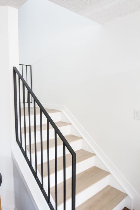 Diy Staircase Makeover, Metal Stair Railing, Modern Stair Railing, Diy Staircase, Wood Railing, Stair Railing Design, Staircase Remodel, Staircase Makeover, Metal Stairs