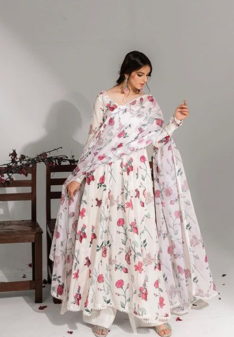 Daytime Glam, Outfit Elegante, Long Frock Designs, Simple Frocks, Chic Maxi Dresses, Desi Fashion Casual, Pakistani Dresses Casual, Pakistani Fancy Dresses, Beautiful Pakistani Dresses