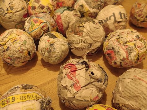 DIY. Painted Paper Mache Christmas Baubles. Make tin foil balls for a rounder finish. Christmas Box Diy, Christmas Ideas Diy Gifts, Diy Christmas Box, Diy Christmas Baubles, Diy Paper Mache, Snowflakes Diy, Yule Crafts, Diy Christmas Snowflakes, Diy Christmas Ball