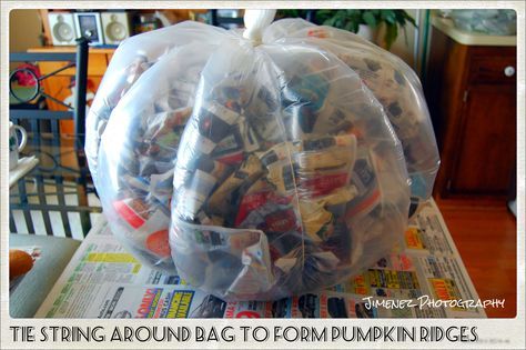 Paper Mache Pumpkins, Making Paper Mache, Giant Pumpkin, Manualidades Halloween, Paper Mache Crafts, Diy Pumpkin, Pumpkin Crafts, Halloween Props, Diy Halloween Decorations