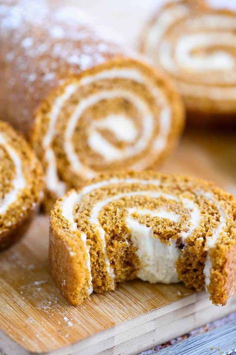 Easy Pumpkin Roll - Simply Scrumptious Eats Easy Thanksgiving Meals, Pumpkin Pie Roll, Libbys Pumpkin Roll, Easy Pumpkin Roll, Pumpkin Roll Recipe Easy, Pumpkin Roll Recipe, Pumpkin Rolls, Autumn Treats, Pumpkin Rolls Recipe