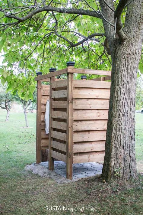 Diy Outdoor Shower Enclosure, Outdoor Camping Shower, Outside Showers, Outdoor Shower Enclosure, Outdoor Shower Diy, Solar Shower, Adventure Decor, Outdoor Bathroom Design, Garden Shower