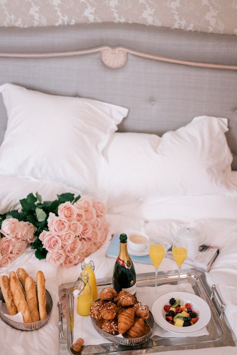 Gal Meets Glam My Birthday In Paris Part 1. - Breakfast in bed Breakfast In Bed Ideas Romantic, Romantic Breakfast For Him, Breakfast In Bed For Two, Birthday Breakfast In Bed, Romantic Breakfast In Bed, Birthday Breakfast Ideas, Birthday In Paris, Brunch Mesa, Romantic Breakfast