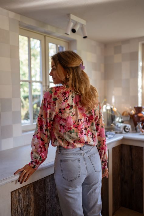 Beautiful and colorful floral patterned blouse that features a crewneck with ruffle detailing, ruffle trim with embroidery down the front and does not offer lining. The perfect blouse to style up or down all year round. Our model also wears the Light Blue Maddie Jeans Sizes: S-M / M-L S-M: Length 24.41 in - Width 21.26 in M-L: Length 25.20 in - Width 22.05 in 85% viscose - 15% nylon Washing: handwash only