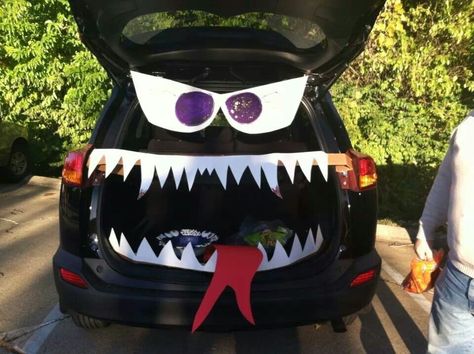 Trunk r treat Monster Mouth Trunk Or Treat, Mouth Trunk Or Treat, Easy Trunk Or Treat, Halloween Car Decorations, Trunker Treat Ideas, Monster Mouth, Halloween Tricks, Diy Monsters, Peg Perego