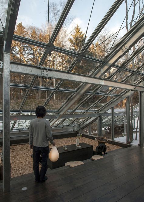 Garden Office Design, Living In A Greenhouse, Camouflage House, Big Greenhouse, Attached Greenhouse, Small Country House, Greenhouse House, Reading Room Design, Sustainable Architecture Design