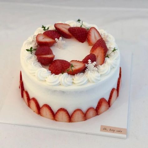 Birthday Cake Strawberry, Tårta Design, Birthday Cake Decorating Ideas, Cream Fresh, Cake Strawberry, Mint Leaf, Strawberry Mint, Simple Cake Designs, Cake Decorating Ideas