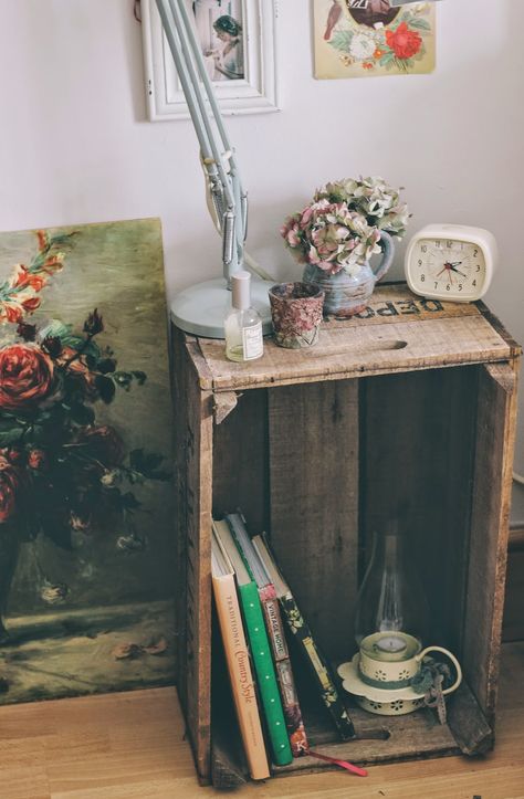 Apple Crate Bedside Table, Vintage Crate Bookshelf, Wooden Crate Side Table, Bedside Table Unique, Vintage Crate Decor, Vintage Crates Ideas, Tiny Bedside Table Ideas, Vintage Bedside Table Ideas, Diy Bedside Table Ideas Upcycle