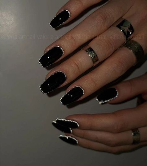 Short Birthday Nails, Black Sparkle Nails, Black Silver Nails, Birthday Concept, Reflective Nails, Hoco Nails, Silver Nail Polish, Black Nails With Glitter, Silver Glitter Nails