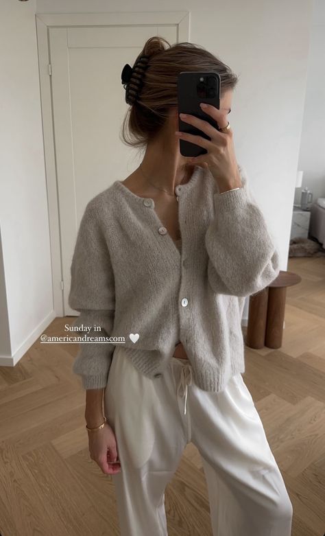 Wfh Outfits Fall, Oversized Beige Sweater Outfit, Soft Cardigan Outfit, Lounge Fall Outfits, Elevated Sweatshirt Outfit, Aussie Winter Outfits, Comfy Autumn Outfits, Winter Lounge Outfits, Lounge Wear Chic