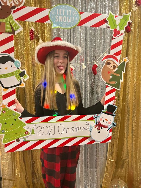 Christmas Photo Spot Ideas, Diy Christmas Selfie Station, Christmas Decorations Ideas For School, Santa Photoshoot Ideas, Holiday Photo Booth Ideas, Photobooth Christmas Ideas, Photobooth For Christmas, Christmas Board Decoration Ideas For School, Christmas Photobooth Diy