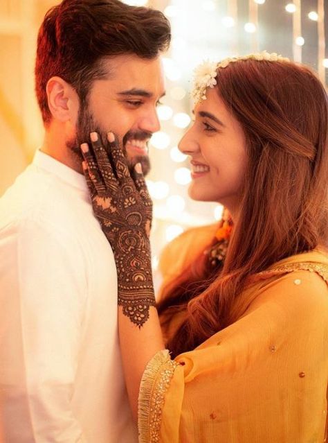 Mehendi Photoshoot, Husband Photos, Bride Fashion Photography, Haldi Photoshoot, Mehendi Photography, Groom Photoshoot, Pre Wedding Photoshoot Outfit, Mehndi Ceremony, Bridal Photography Poses