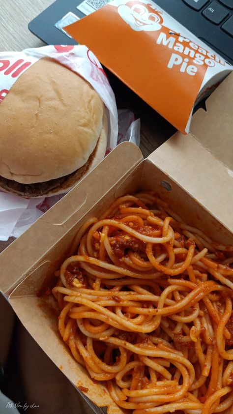 Jollibee Super Meal Spaghetti Yum Burger Peach Mango Pie Sprite Sulit Jollibee Spaghetti Aesthetic, Burger Ig Story, Jollibee Food Take Out, Jollibee Aesthetic, Jollibee Burger, Jollibee Spaghetti, Jollibee Food, Spaghetti Aesthetic, Peach Mango Pie