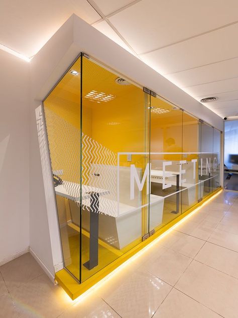 Meeting Room Glass Design, Working Room Design, Technology Office Design, Wall Design Office, Working Space Design, Offices Designs, Technology Room, Design Office Interior, Coworking Space Design