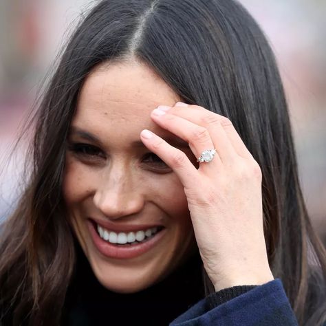 Meghan Markle Ring, Meghan Markle Engagement Ring, Meghan Markle Engagement, Royal Engagement Rings, Prince Harry Et Meghan, Engagement Celebration, 3 Stone Engagement Rings, Celebrity Engagement Rings, Engagement Ring Shapes