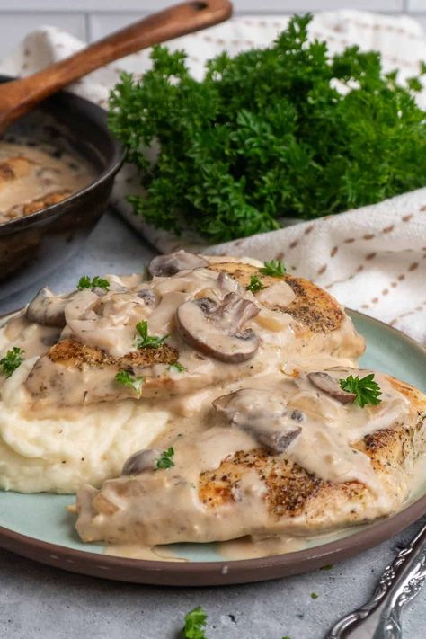 Chicken and Mushrooms in Creamy Sauce - The Cooking Duo Breakfast Dessert Recipes, Chicken With Mushrooms, Pan Dishes, Chicken And Mushrooms, Keto Broccoli Cheese Soup, Chicken Mushrooms, Mushroom Cream Sauces, Creamy Mushroom Sauce, Chicken Breast Seasoning