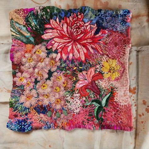 Contemporary Embroidery Designs, Fleur Woods Embroidery, Garden Textiles, Flower Textile Design, Flowers Textiles, Textiles Flowers, Textiles Artists, Fibre Artist, Textile Collage