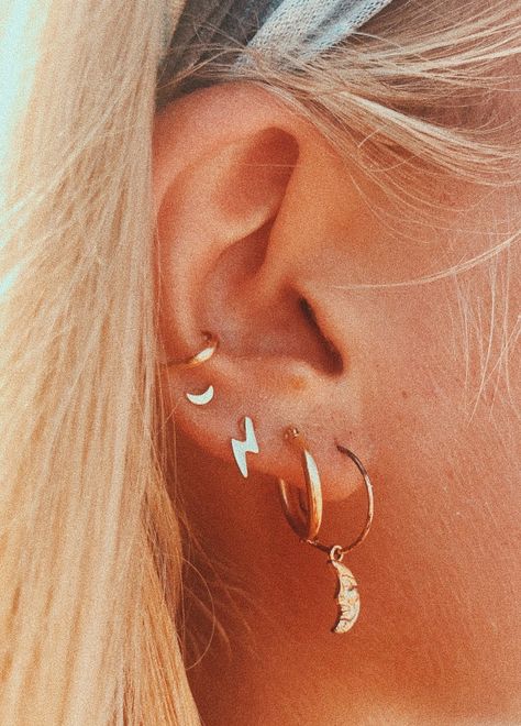 Ušný Piercing, Bodysuit Tattoos, Baguette Diamond Earrings, Round Cut Diamond Earrings, Vintage Tattoos, Cool Ear Piercings, Pretty Ear Piercings, Preppy Jewelry, Cute Ear Piercings