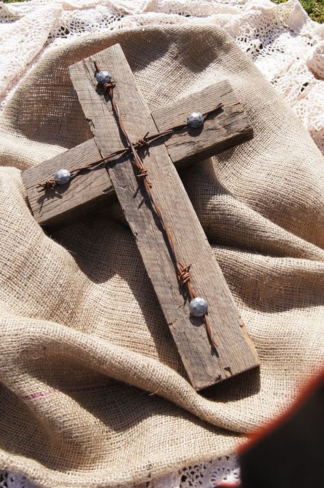 Barb Wire Crafts, Wood Crosses Diy, Open Air Market, Wooden Cross Crafts, Barbed Wire Art, Rustic Cross, Barn Wood Crafts, Christian Crafts, Wooden Crosses