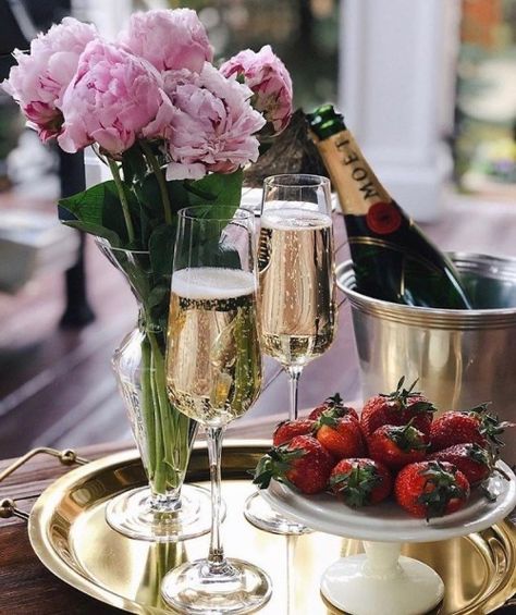 :: Table Rose, Champagne Party, Moet Chandon, Wine And Dine, Romantic Dinners, Celebration Party, B & B, Decoration Table, Champagne Flute