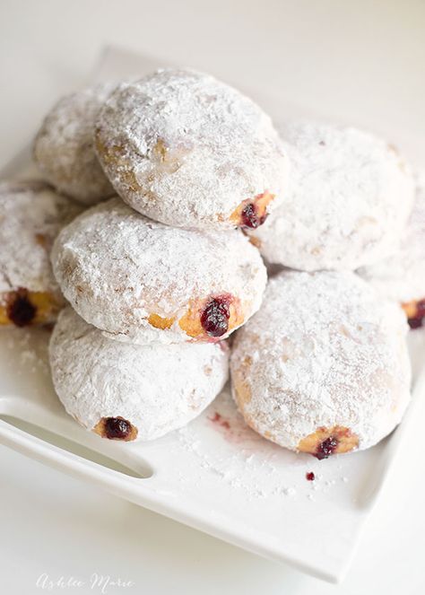 everyone loves a fresh jelly filled powdered doughnut and the best way to get one is to make it yourself Ice Cream Muffins, Jelly Doughnuts, Powdered Donuts, Baked Doughnuts, Homemade Jelly, Breakfast Pastries, Sticky Buns, Food Stall, Chocolate Filling