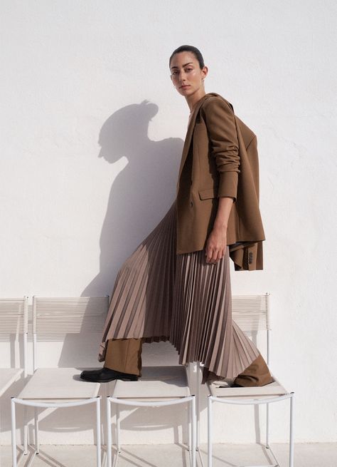 Zara Neutral Outfits Fall 2019 Lookbook | Fashion Gone Rogue Neutral Fall Outfits, Simple Fashion Outfits, Mode Editorials, Zara Fashion, Christopher Kane, Neutral Outfit, Neutral Fashion, Zara Woman, Photoshoot Inspiration