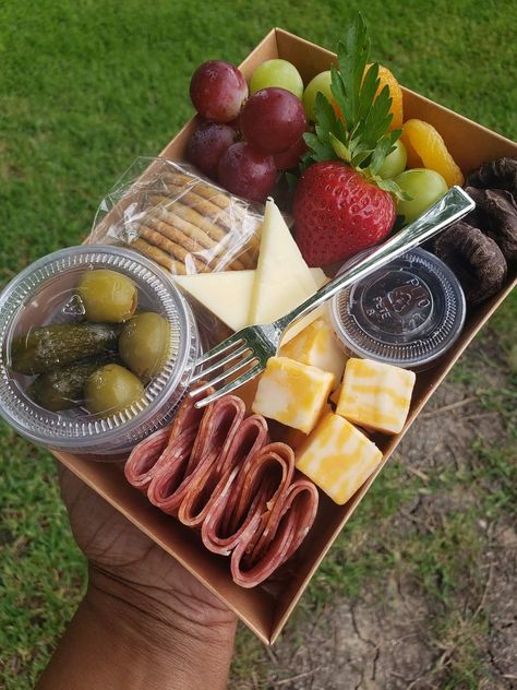 Letter D Charcuterie Board, Charcuterie Food Truck Ideas, Cuttery Board Ideas, Personal Charcuterie Board Ideas, Gourmet Lunch Ideas, Charcuterie Snack Box Ideas, Charcuterie Board To Go Boxes, Bread Serving Ideas, Charcuterie Board Boxes