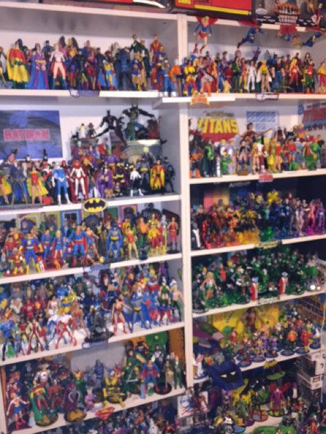 DC Comics & Marvel Comics action figure collection Comic Collection Display, Nerd Room Ideas, Toy Collection Display, Diecast Cars Display, Marvel Retro, Dc Comics Action Figures, Dc Action Figures, Dc Comics Collection, Nerd Room